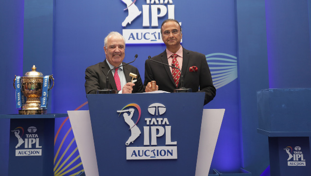 IPL Auction 2022: Auctioneer Hugh Edmeades returns to standing ovation on Day 2, conducts final hour of event IPL Auction 2022: Auctioneer Hugh Edmeades returns to standing ovation on Day 2, conducts final hour of event