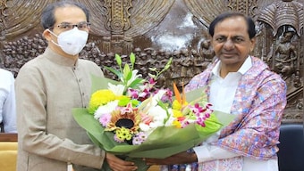 Mumbai: KCR meets Uddhav Thackeray, discusses political situation, development issues