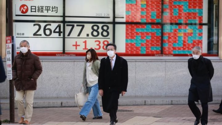 Ruble dives to record low; Russian central bank raises rate to 20%