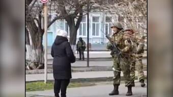 Watch: Ukrainian woman confronts Russian soldiers; netizens laud her bravery