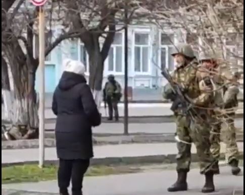 Watch: Ukrainian woman confronts Russian soldiers; netizens laud her bravery Watch: Ukrainian woman confronts Russian soldiers; netizens laud her bravery