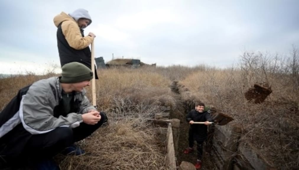 The trenches around the eastern village of Chervone, on the Sea of Azov coast, were first dug during another but much smaller military escalation in November 2018, AFP reported. Image Courtesy: AFP