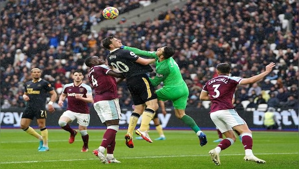 Premier League: Kurt Zouma taunted by Newcastle fans as West Ham held to damaging draw