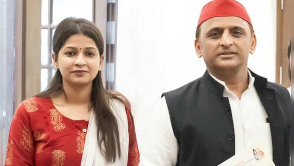 UP polls: SP fields woman arrested for waving black flags at Yogi from Lucknow North