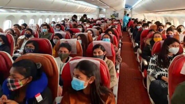 Le premier vol transportant 219 réfugiés indiens d’Ukraine atterrit à l’aéroport de Mumbai depuis Bucarest