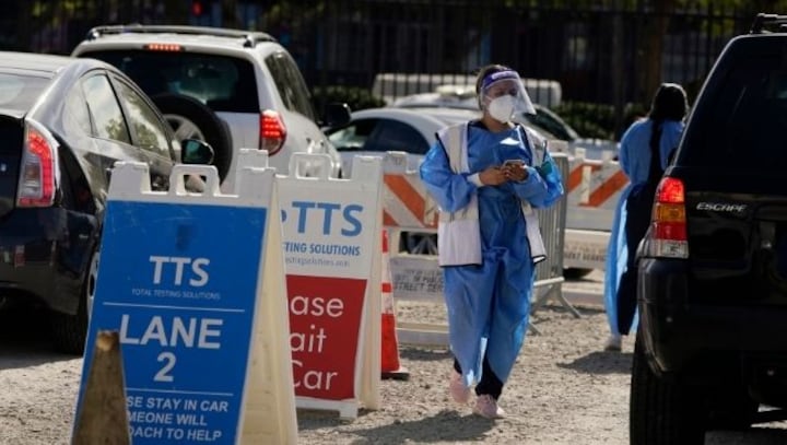 US death toll from COVID-19 hits 900,000, sped by Omicron