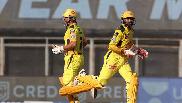 MS Dhoni has passed the CSK captaincy duties to Ravindra Jadeja. Image: Sportzpics 