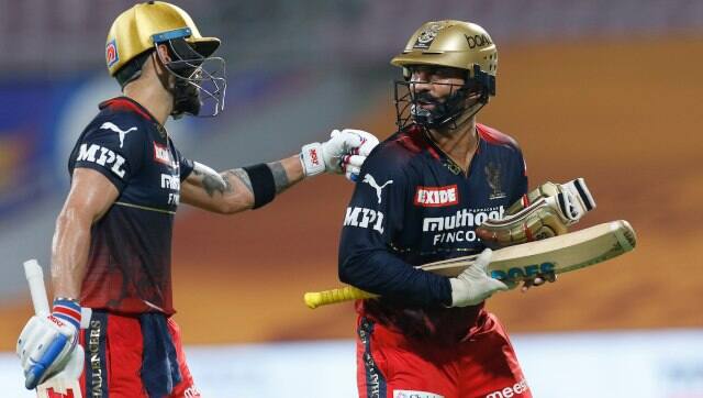 Dinesh Karthik scored 32 off 14 for RCB against PBKS. Image: Sportzpics for IPL
