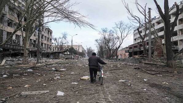 Satellite photos show massive Kremlin convoy breaks up; Russian forces bombard Mariupol