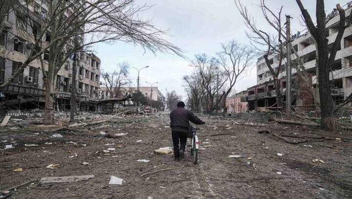 Satellite photos show massive Kremlin convoy breaks up; Russian forces bombard Mariupol