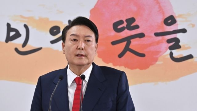 South Korea's president-elect to relocate office from 'imperial' Blue House to defence ministry compound South Korea's president-elect to relocate office from 'imperial' Blue House to defence ministry compound