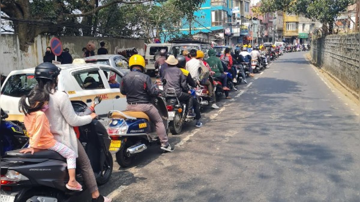 Commuters obeying traffic rules during jam win hearts, check viral picture here