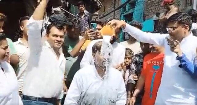 Delhi: AAP councillor jumps into sewage to clean it, gets milk bath later Delhi: AAP councillor jumps into sewage to clean it, gets milk bath later