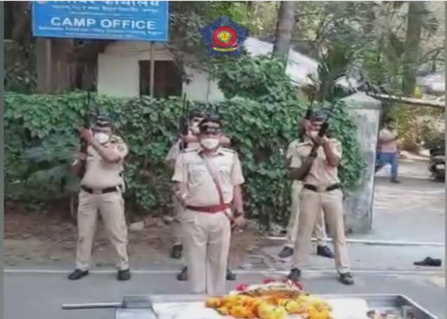 Mumbai Police bids adieu to bomb squad dog Simba with three-gun salute Mumbai Police bids adieu to bomb squad dog Simba with three-gun salute