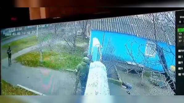 Ukrainian couple confronts Russian soldiers who enter their property; watch video here