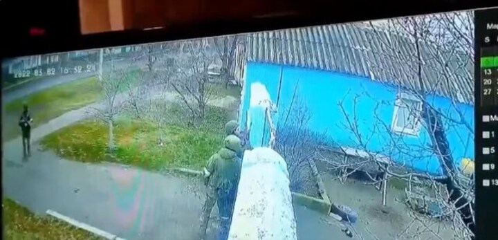 Ukrainian couple confronts Russian soldiers who enter their property; watch video here