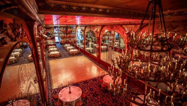 Hollywood biggies Frank Sinatra, Raquel Welch, and Barbara Streisand often visited the restaurant during its heydays. Image Courtesy: russiantearoomnyc.com/