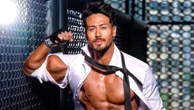 Heropanti 2: Tiger Shroff gets mobbed by a sea of fans outside Gaiety Galaxy Heropanti 2: Tiger Shroff gets mobbed by a sea of fans outside Gaiety Galaxy