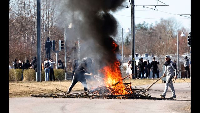 Riots in Sweden against far-right group leave three injured Riots in Sweden against far-right group leave three injured