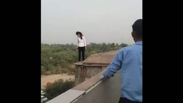 Delhi: Woman who jumped off Akshardham Metro Station succumbs to her injuries