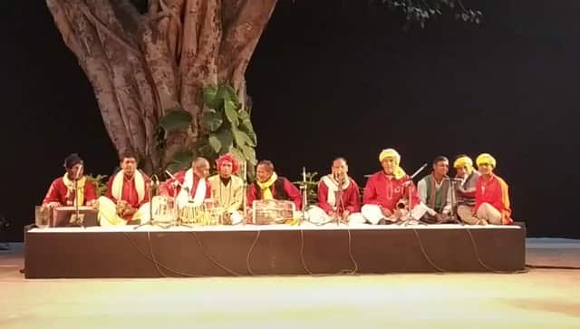 Gajendra Pandey performing with his crew