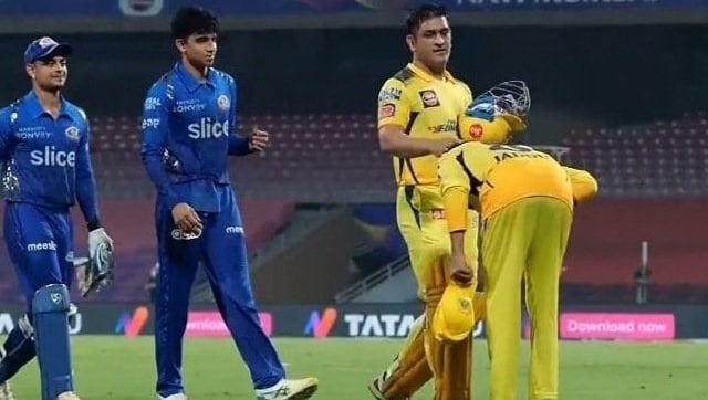 IPL 2022 Watch — Ravindra Jadeja bows down to MS Dhoni after his finishing heroics against MI