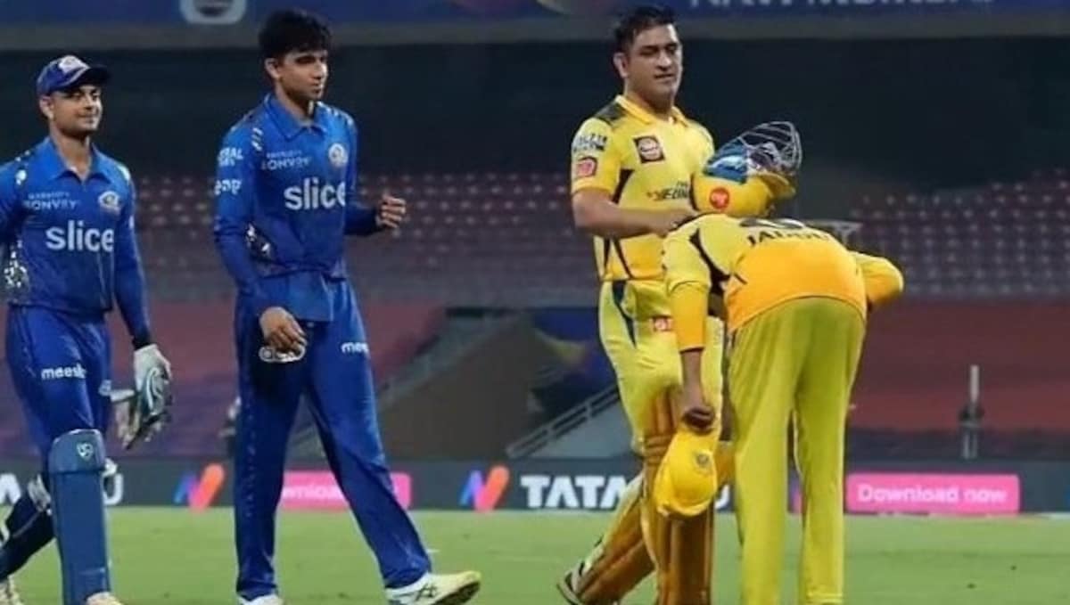 IPL 2022: Watch — Ravindra Jadeja bows down to MS Dhoni after his ...