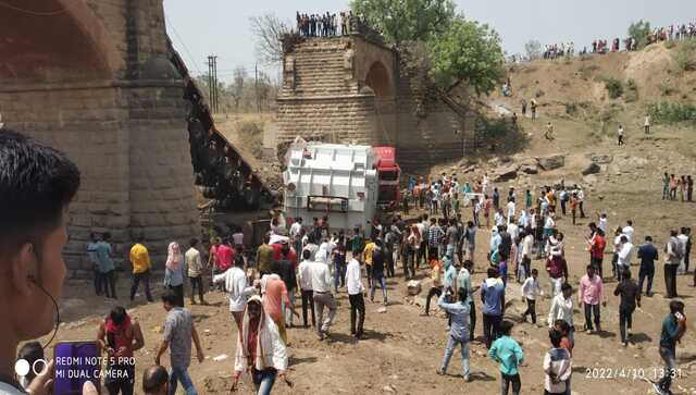 Madhya Pradesh: British-era bridge collapses in Narmadapuram, traffic hit on Bhopal-Nagpur highway; no report of injuries Madhya Pradesh: British-era bridge collapses in Narmadapuram, traffic hit on Bhopal-Nagpur highway; no report of injuries