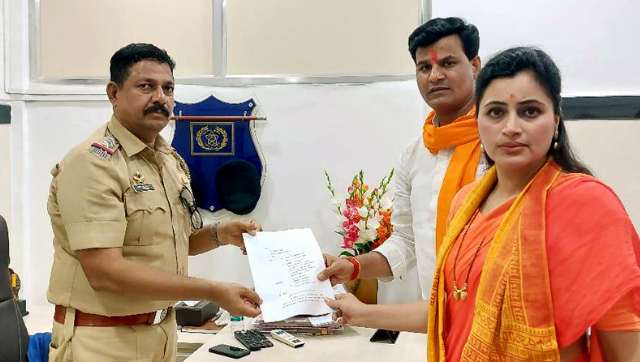 Hanuman Chalisa row: MP Navneet Rana, MLA husband Ravi Rana bail plea to be heard tomorrow Hanuman Chalisa row: MP Navneet Rana, MLA husband Ravi Rana bail plea to be heard tomorrow