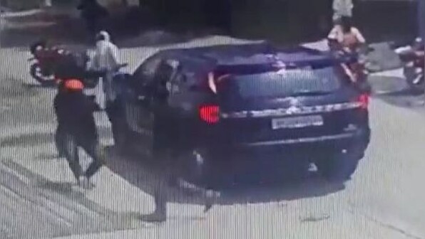 WATCH: Builder shot outside his house in Maharashtra's Nanded