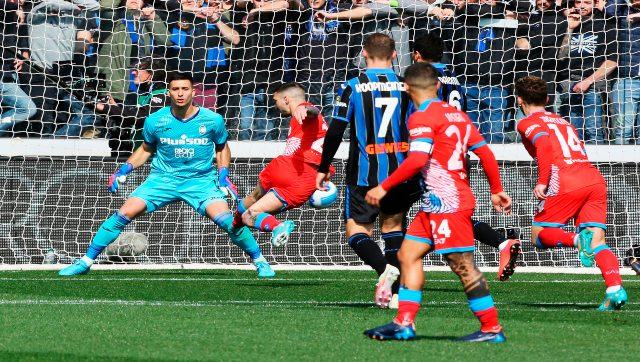 Serie A: Napoli see off Atalanta to move level with leaders AC Milan Serie A: Napoli see off Atalanta to move level with leaders AC Milan
