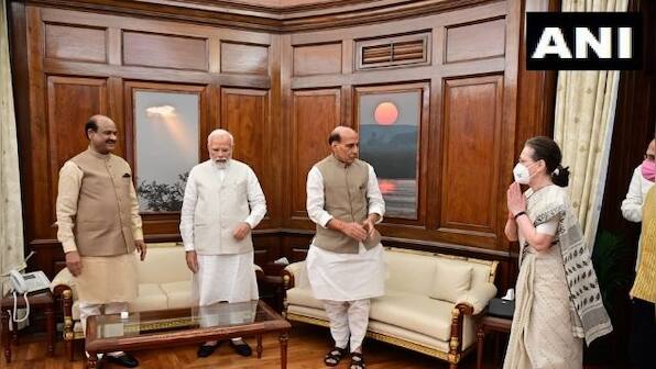 PM Modi meets Sonia Gandhi, Farooq Abdullah, Mulayam Singh Yadav after conclusion of Budget Session