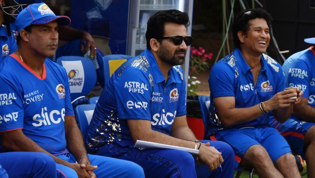 MI mentor Sachin Tendulkar, coaches Zaheer Khan, Robin Singh and others in the Mumbai Indians dugout during a IPL 2022 match. Image: Sportzpics