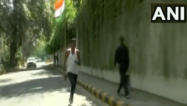 Watch| Indian Army aspirant runs 350 km with Tricolour in hand to motivate youth Watch| Indian Army aspirant runs 350 km with Tricolour in hand to motivate youth