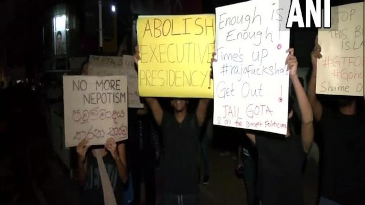 Sri Lanka: People protest outside Mahinda Rajapaksa's residence amid unrest