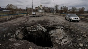 Ukrainian forces dig in as Russia lines up more firepower; Moscow appoints general to take control