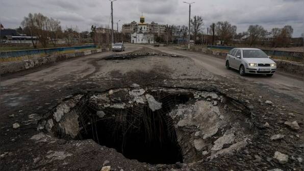 Ukrainian forces dig in as Russia lines up more firepower; Moscow appoints general to take control