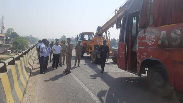 3 killed, 30 injured after double-decker bus from Delhi overturns on Lucknow-Gorakhpur National Highway 3 killed, 30 injured after double-decker bus from Delhi overturns on Lucknow-Gorakhpur National Highway