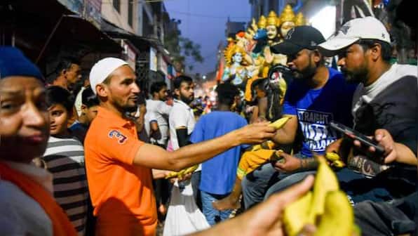 Rajasthan: Muslims in Kota shower petals, offer sherbat to people participating in Hanuman Jayanti procession