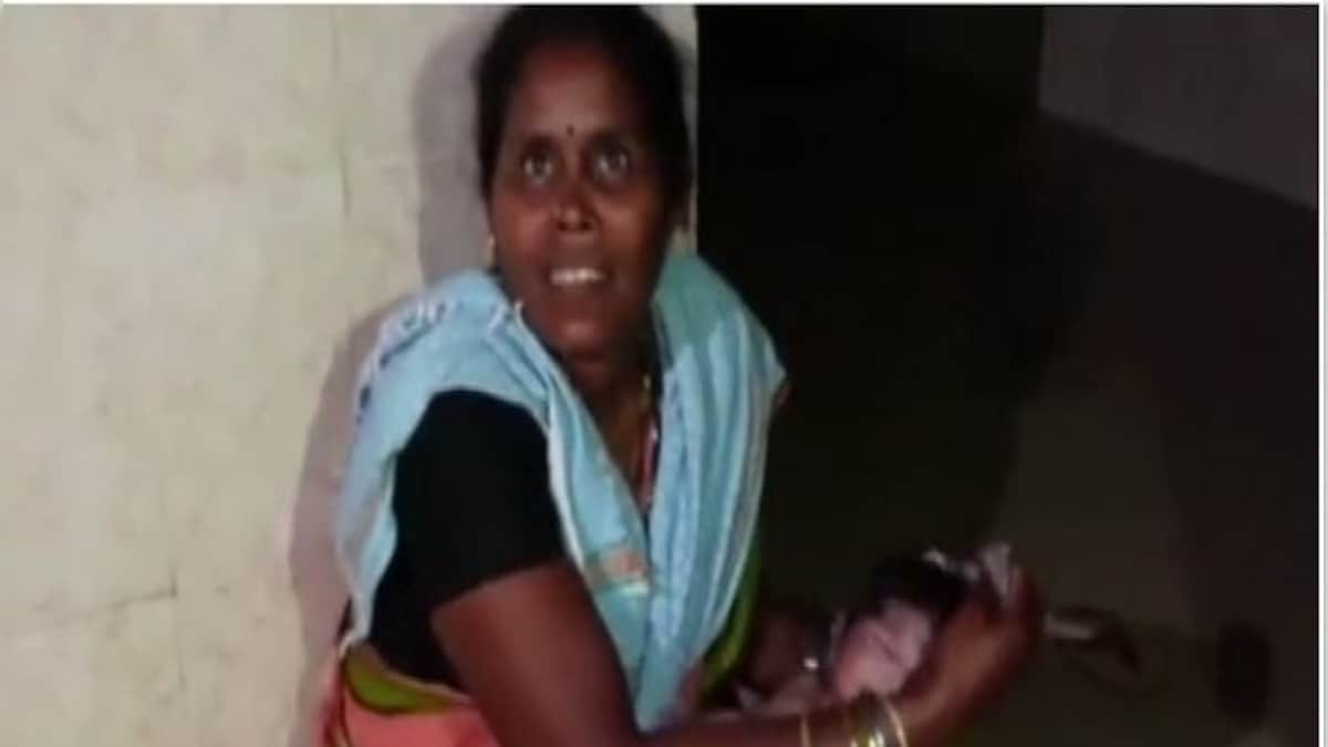 Visakhapatnam: Amid heavy power cuts, woman gives birth under torch light