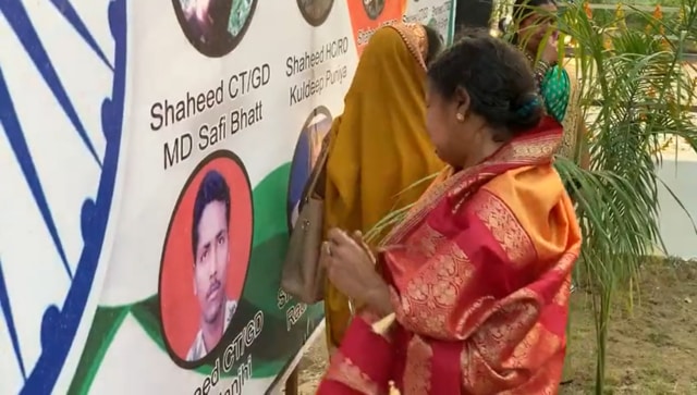 Mother cries after seeing poster of her martyred son, watch heartwrenching video Mother cries after seeing poster of her martyred son, watch heartwrenching video