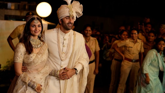 who designed alia bhatt wedding dress Alia Bhatt wedding dress was designed by sabyasachi Mukherjee . . @neonmedia.pvt #neonmediapvt #nexusprivatelimitd . . . #aliabhatt #aliaabhatt #ranlia #aliabhatfans #rockyaurranikipremkahan #reelsinstagram #reelitfeelit #explorepage