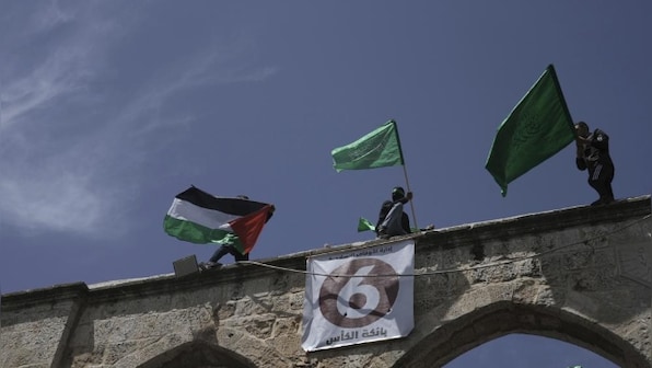 Israel closes crossing to Gaza workers after Hamas rocket attacks