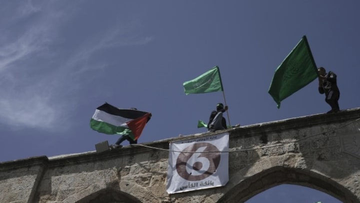 Israel closes crossing to Gaza workers after Hamas rocket attacks