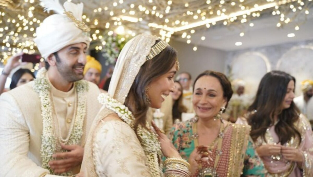 Soni Razdan shares unseen beautiful picture of her 'heartbeats' Ranbir  Kapoor and Alia Bhatt from their wedding-Entertainment News , Firstpost