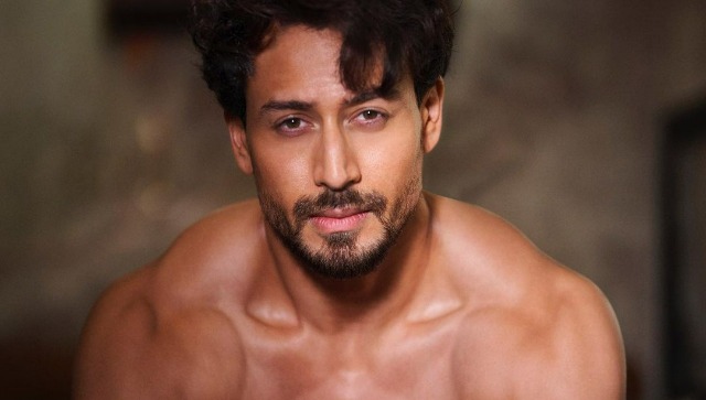 Dance Deewane Junior contestant shows his six-pack abs to Tiger Shroff Dance Deewane Junior contestant shows his six-pack abs to Tiger Shroff