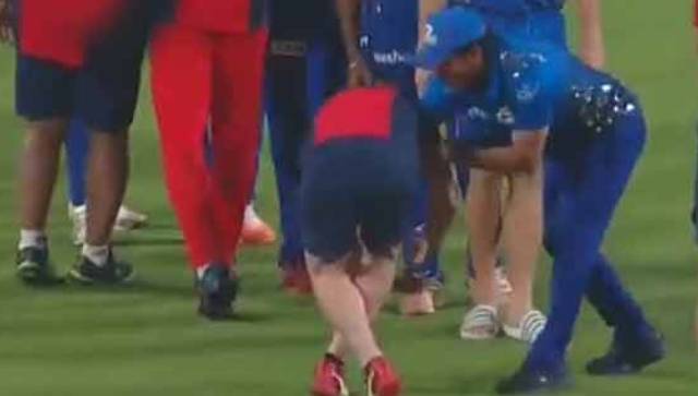 IPL 2022: Watch — Jonty Rhodes touches Sachin Tendulkar's feet after MI vs PBKS clash IPL 2022: Watch — Jonty Rhodes touches Sachin Tendulkar's feet after MI vs PBKS clash