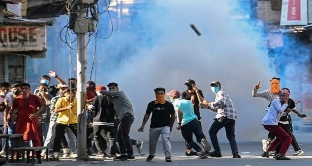 Yasin Malik's supporters clash with police in Srinagar; Internet suspeneded in J&K