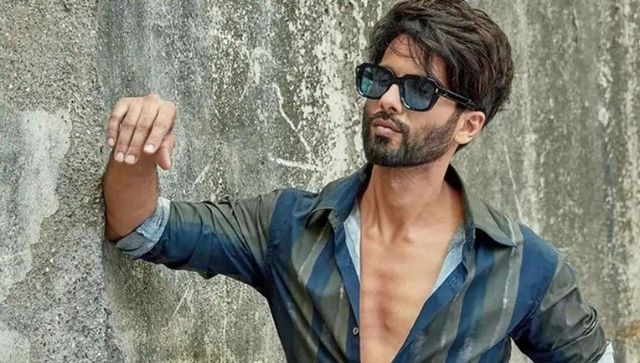 Watch: Shahid Kapoor dances his heart out with director Raja Menon on Europe vacay Watch: Shahid Kapoor dances his heart out with director Raja Menon on Europe vacay