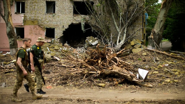 Russia steps up battle for eastern Ukraine, warns West against arming Kyiv